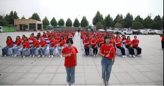 做白色的牛奶，創(chuàng)紅色的企業(yè)，花花牛乳業(yè)集團(tuán)青春歌會慶祝建黨100周年
