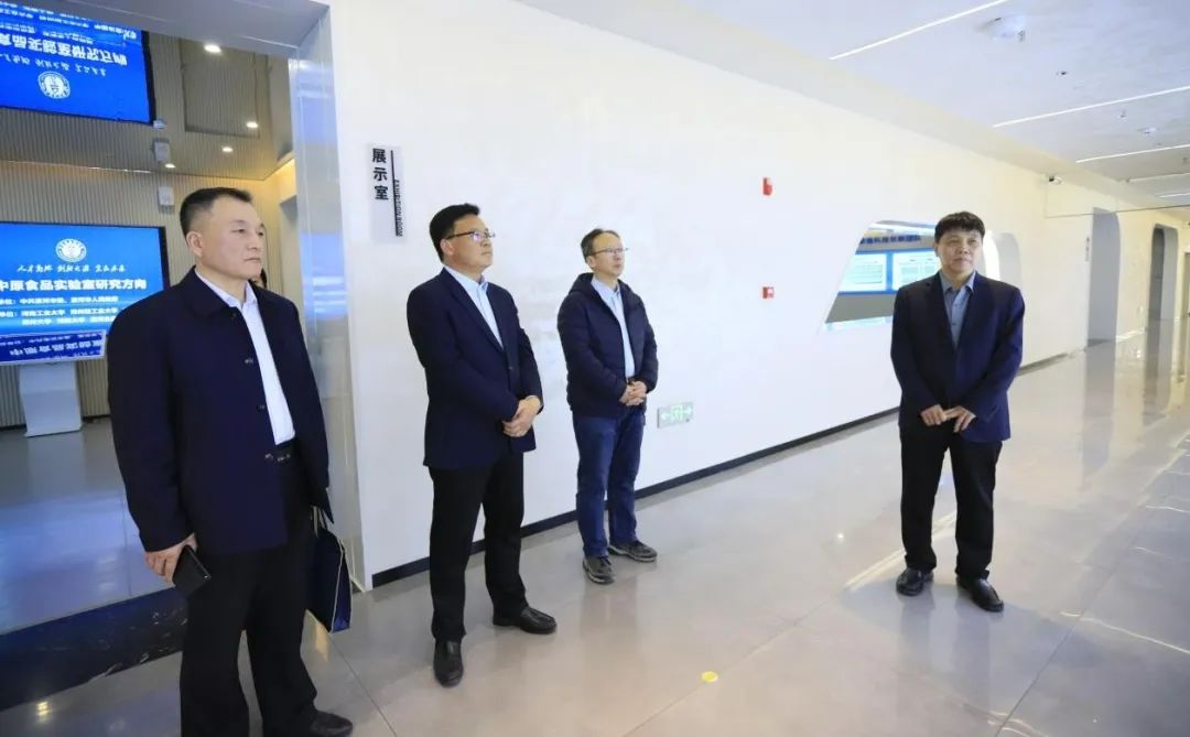 花花牛乳業(yè)集團黨委書記、董事長唐洪峰一行赴中原食品實驗室同中國工程院院士、中原食品實驗室主任任發(fā)政座談交流