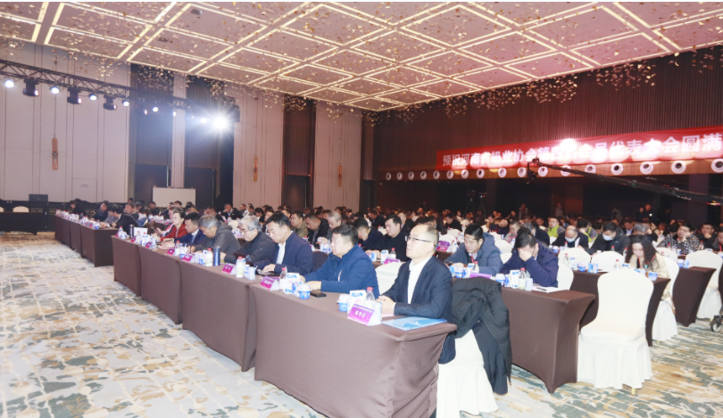 河南奶業(yè)發(fā)展啟航新征程——花花牛乳業(yè)集團(tuán)黨委書(shū)記、董事長(zhǎng)唐洪峰當(dāng)選河南省奶業(yè)協(xié)會(huì)會(huì)長(zhǎng)