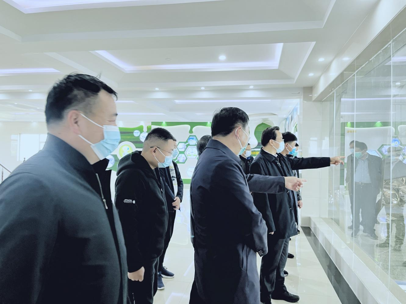 河南省人大常委會(huì)黨組書記、副主任孔昌生蒞臨花花牛魯山瑞亞牧場(chǎng)參觀調(diào)研
