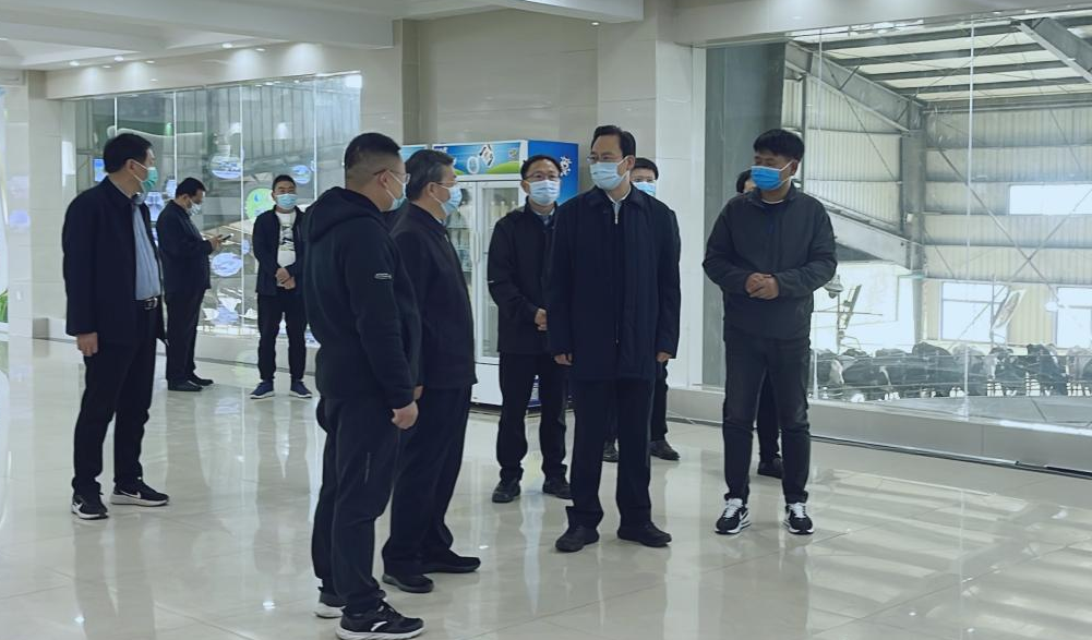 河南省人大常委會(huì)黨組書記、副主任孔昌生蒞臨花花牛魯山瑞亞牧場(chǎng)參觀調(diào)研