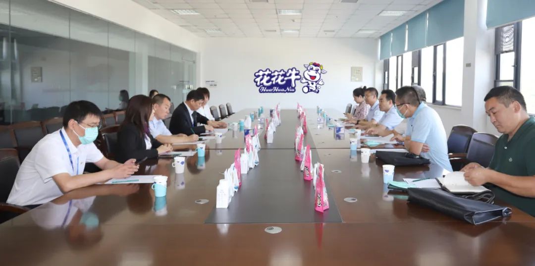 快訊 | 鄭州創(chuàng)建國(guó)家食品安全示范城市暨2022食安鄭州生產(chǎn)企業(yè)開(kāi)放日·探秘花花牛透明工廠活動(dòng)舉行