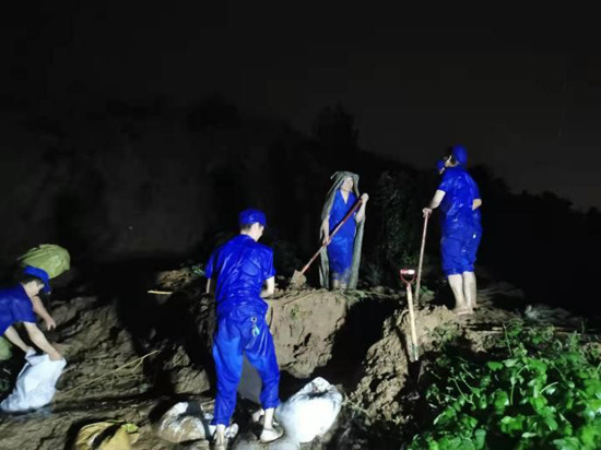 微光匯聚、風(fēng)雨同舟，我們一起扛！