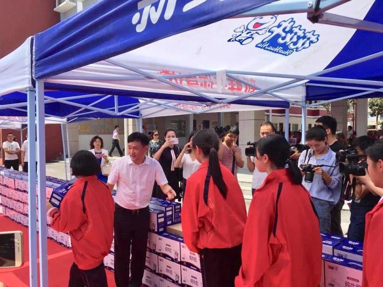 “健康中原，牛奶伴您行——花花牛乳業(yè)集團2018中國小康牛奶行動” 公益助學(xué)啟動儀式隆重舉行